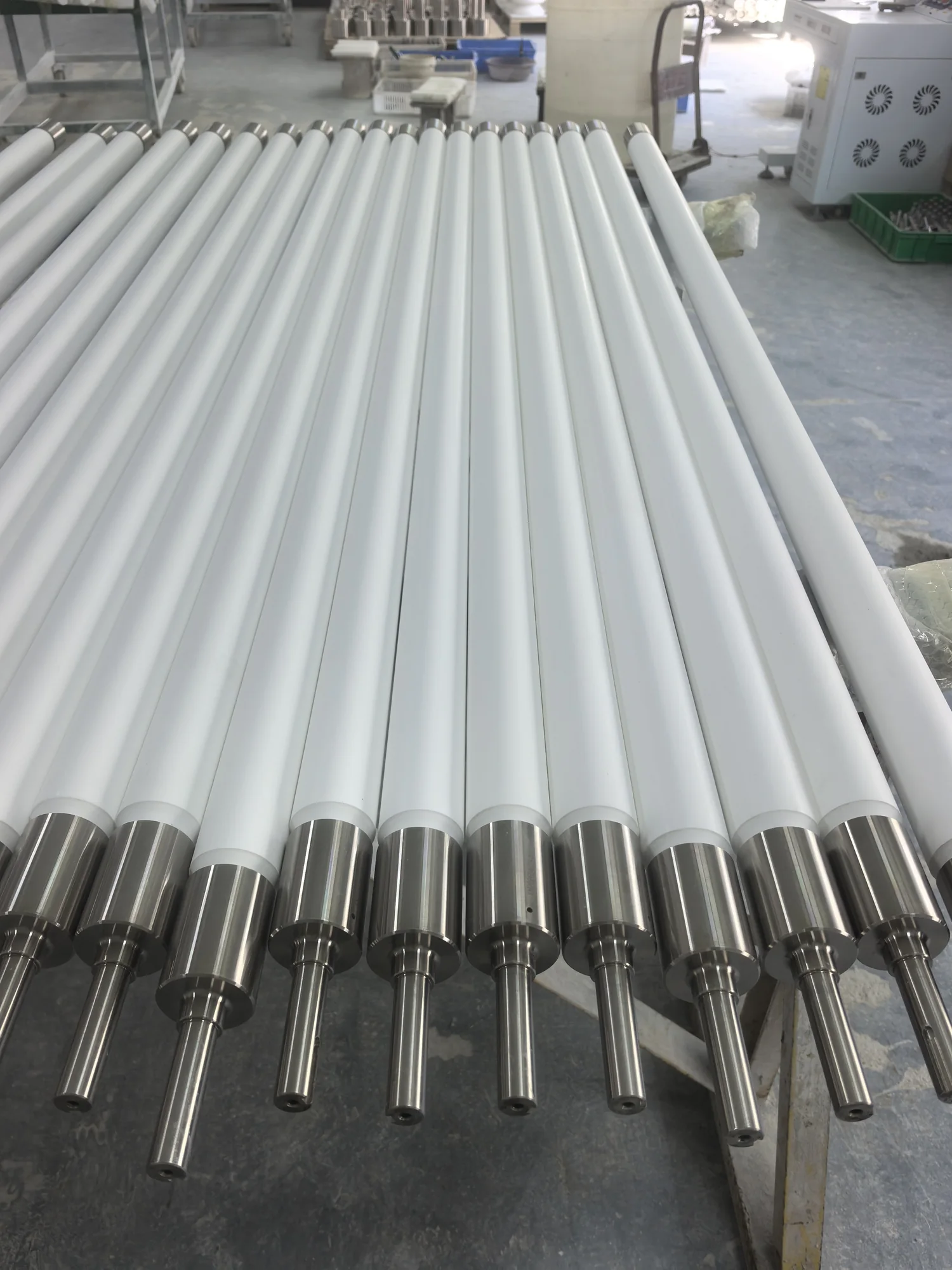 Batch of finished industrial ceramic rollers
