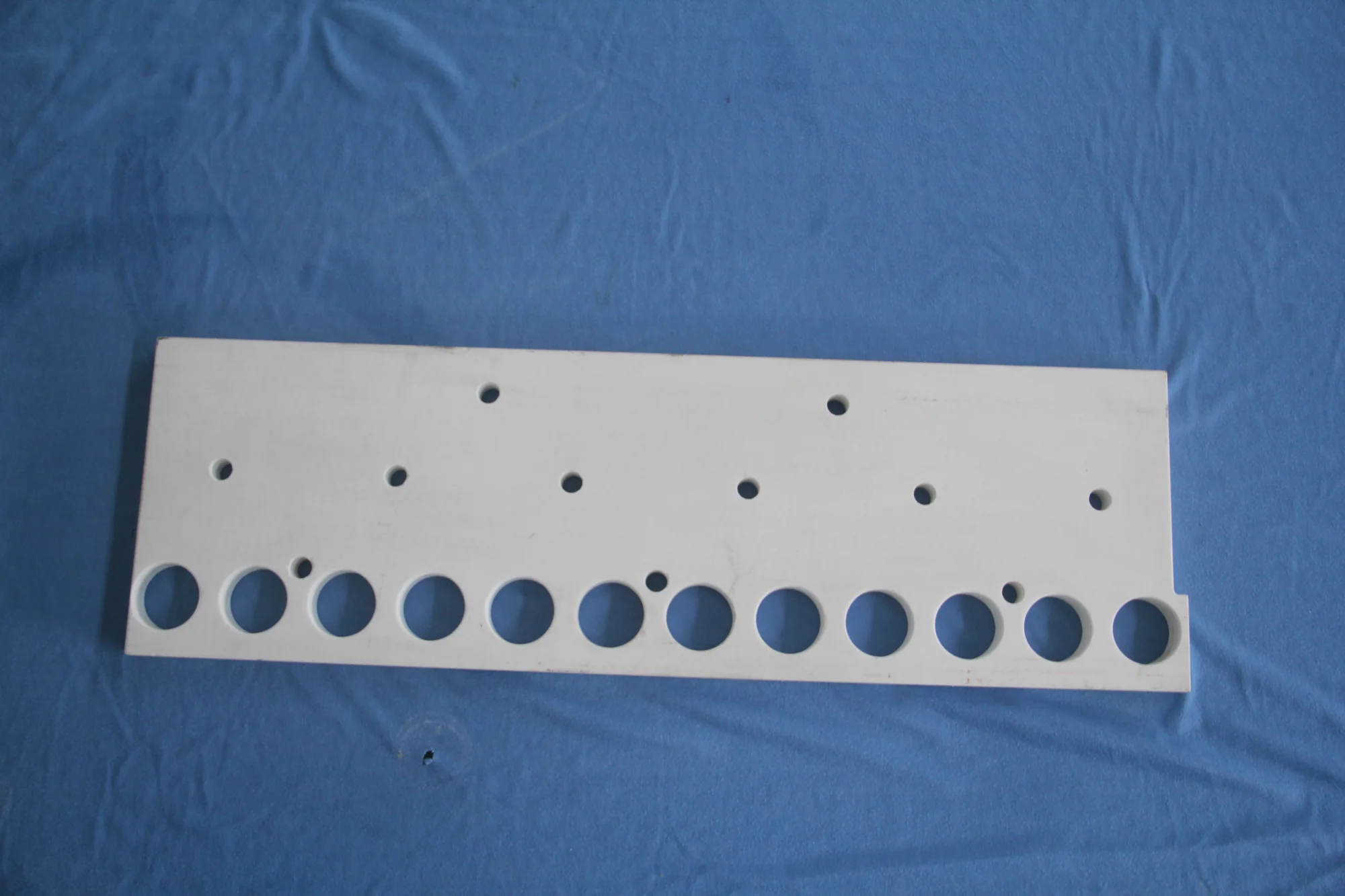 Machined perforated technical ceramic plate
