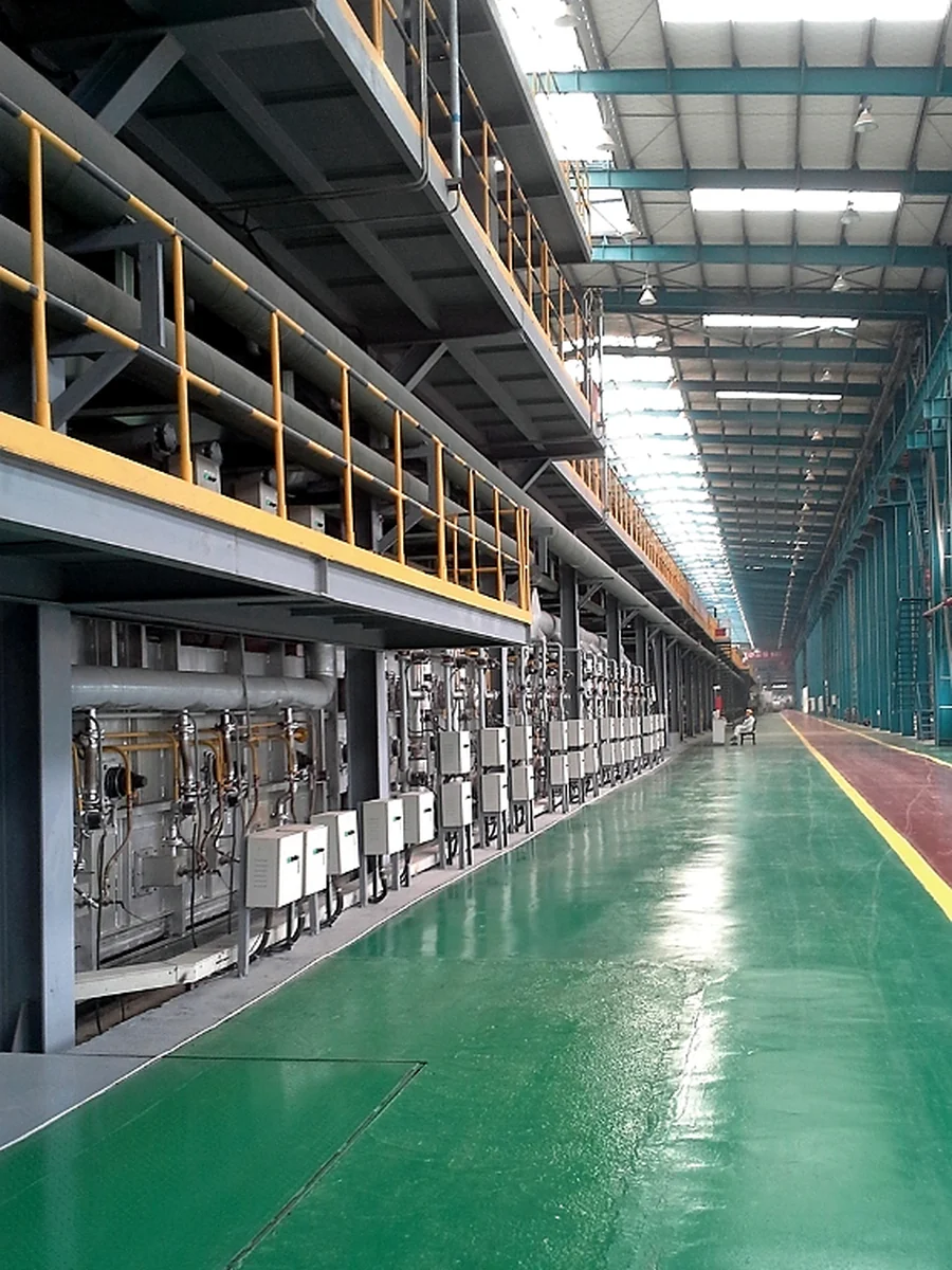 Industrial continuous heat-treatment line using ceramic roller components